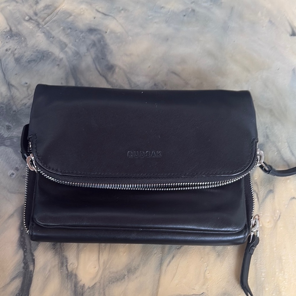RUDSAK Black Crossbody Bag Sleek and Versatile